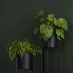 QUVIO Plantenstandaard Binnen - Inclusief Pot - Staande Plantenbak - Metaal - Bloempot - 22 X 22 X 60 Cm - Zwart -Tuinwinkel Voor Buitenartikelen 1200x1200 1010