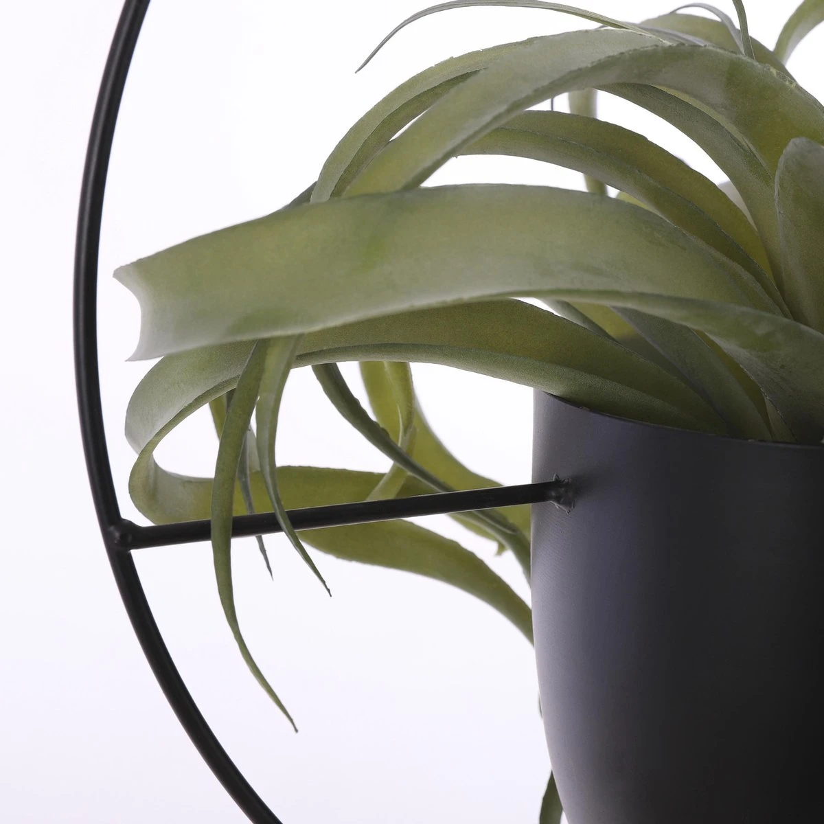 Mica Decorations Dexter Bloempot Hangend - L34 X B14 X H65 Cm - Zwart 3 Mica Decorations Dexter Bloempot Hangend - L34 X B14 X H65 Cm - Zwart - Afbeelding 3