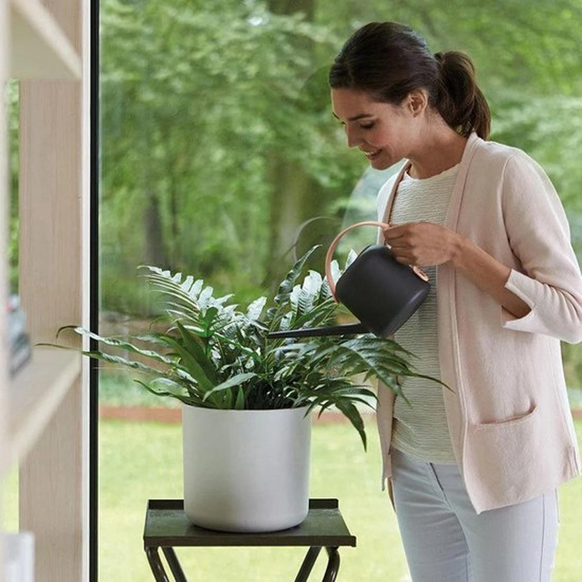 Elho B.for Soft Rond 30 - Bloempot Voor Binnen - Ø 29.5 X H 27.6 Cm - Wit 8 Elho B.for Soft Rond 30 - Bloempot Voor Binnen - Ø 29.5 X H 27.6 Cm - Wit - Afbeelding 8