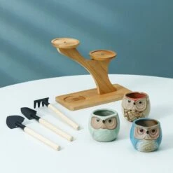 Luxe Bamboe Houten Boom Met 3 Keramiek Uil Bloempotten/Plantenpotten Op Standaard/Voet Voor Binnen En Buiten - Modern Design Bloempot/Plantenpot Op Poten/Pootjes-Plantenbak Mini Cactus Nep Plant Pot Houder - Kleine Bloembakken Plantenrek/Plantenkurk -Tuinwinkel Voor Buitenartikelen 1200x1200 1226