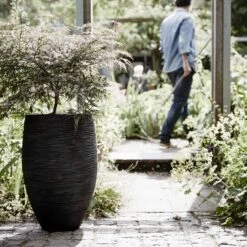 Capi Europe - Vaas Elegant Deluxe Rib NL - 40x60 - Zwart - Voor Binnen En Buiten - KBLR1131 33 Capi Europe - Vaas Elegant Deluxe Rib NL - 40x60 - Zwart - Voor Binnen En Buiten - KBLR1131 -Tuinwinkel Voor Buitenartikelen 1200x1200 1281