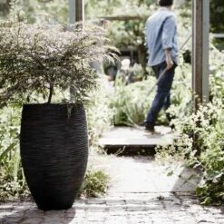 Capi Europe - Vaas Elegant Deluxe Rib NL - 40x60 - Zwart - Voor Binnen En Buiten - KBLR1131 34 Capi Europe - Vaas Elegant Deluxe Rib NL - 40x60 - Zwart - Voor Binnen En Buiten - KBLR1131 -Tuinwinkel Voor Buitenartikelen 1200x1200 1282