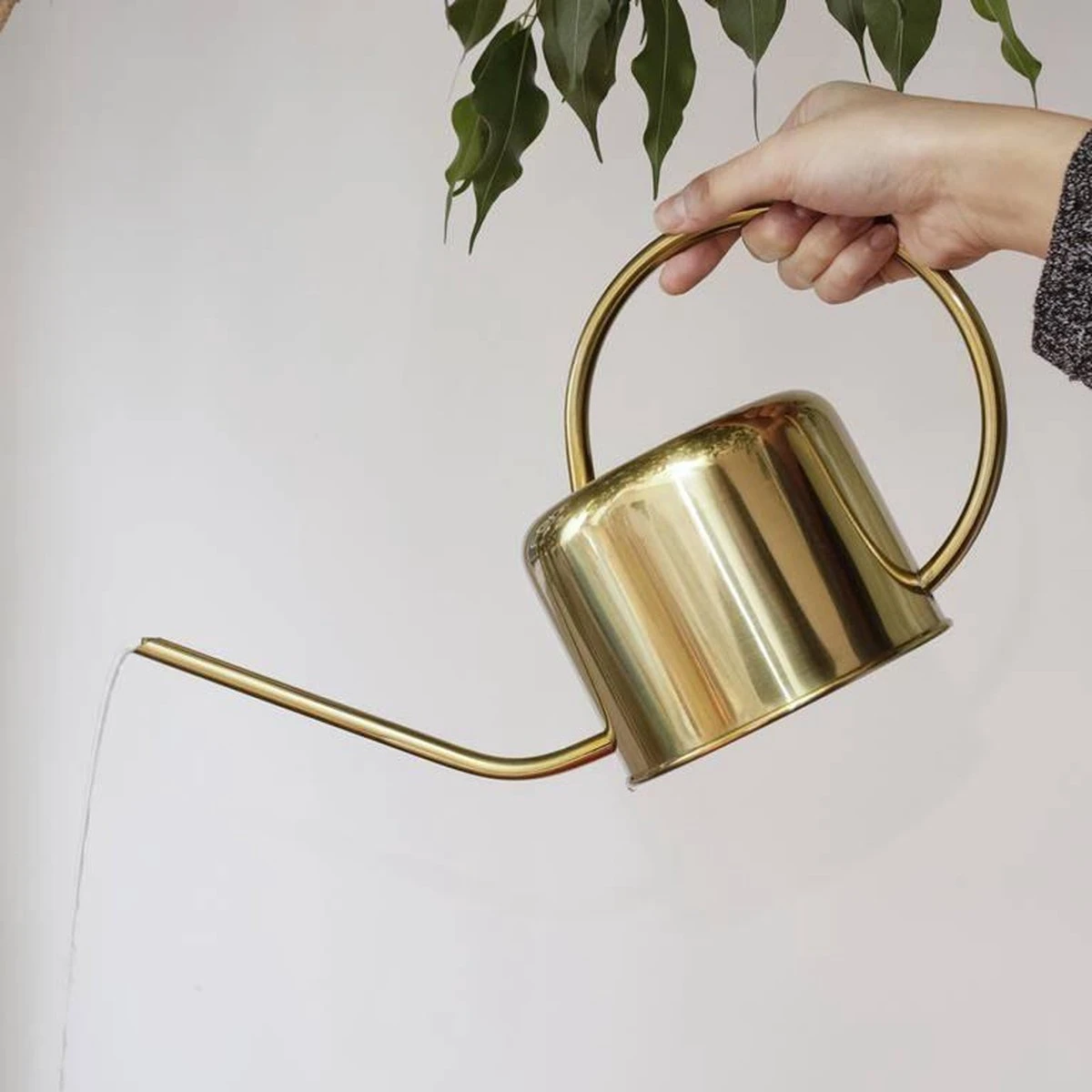 Kikkerland Vintage Gieter - Plantengieter Voor Binnen - Goud - 1,2L - Retro - Metaal 4 Kikkerland Vintage Gieter - Plantengieter Voor Binnen - Goud - 1,2L - Retro - Metaal - Afbeelding 4