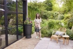 Elho Green Basics Regenton Plus 105 - Regenton Voor Kweken En Oogsten - Ø 58.4 X H 80.4 Cm - Zwart/Living Black 8 Elho Green Basics Regenton Plus 105 - Regenton Voor Kweken En Oogsten - Ø 58.4 X H 80.4 Cm - Zwart/Living Black -Tuinwinkel Voor Buitenartikelen 1200x801