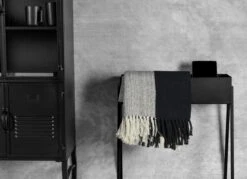 Gusta - Plantenbak - Zwart - 58x18x63cm 9 Gusta - Plantenbak - Zwart - 58x18x63cm -Tuinwinkel Voor Buitenartikelen 1200x870 5