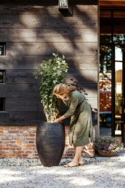 Capi Europe - Vaas Elegant Deluxe Rib NL - 45x72 - Zwart - Voor Binnen En Buiten - KBLR1138 -Tuinwinkel Voor Buitenartikelen 800x1200 116