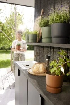 Elho Greenville Rond 30 - Grote Bloempot Voor Buiten - Gemaakt Van Gereycled Plastic - Ø 29.5 X H 27.8 Cm - Living Black -Tuinwinkel Voor Buitenartikelen 800x1200 122