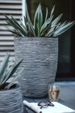 Capi Europe - Vaas Elegant Laag Rib NL - 36x47 - Antraciet - Voor Binnen En Buiten - KOFZ782 -Tuinwinkel Voor Buitenartikelen 800x1200 159