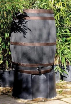 Complete Set: Regenton Bronzen Band 235 Ltr | Hout Effect | Handbewerkt | Inc.voet & Vulautomaat -Tuinwinkel Voor Buitenartikelen 822x1200