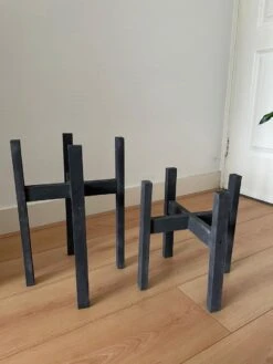 Plantenstandaard Binnen - Set Van 2 - Diameter Tot 24 Cm - Plantenkruk - Bloempotten Voor Binnen - Plantentafeltje Voor Binnen - Bloempot Standaard - Plantenstandaard - Hout - Mat Zwart/Donkergrijs -Tuinwinkel Voor Buitenartikelen 900x1200 40